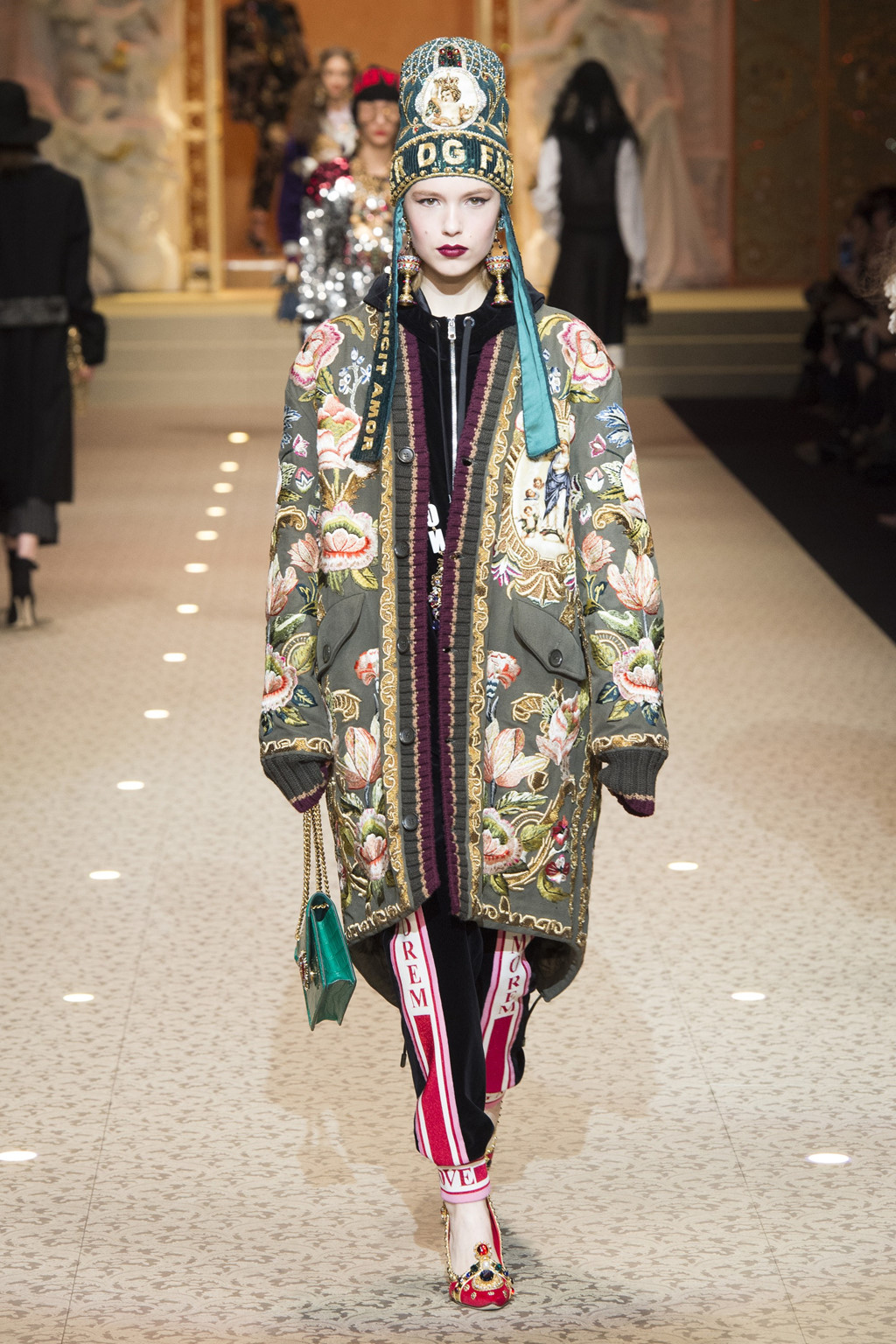 Dolce & Gabbana dùng máy bay thay thế người mẫu trên sàn diễn